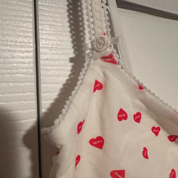 Skims NWT fits everybody cropped cami - ruby heart print Medium - Picture 4 of 7